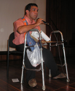 An undergraduate student with reduced mobility speaking at a university event (CAEDEBA member)